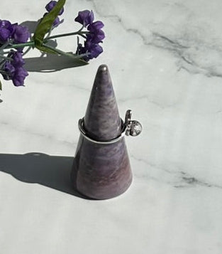 Stunning Lavendar Jade Ring Holder - 9D
