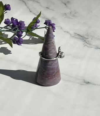 Stunning Lavendar Jade Ring Holder - 9D